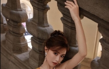 香港知名女星秘密产子，真人被指白到发光，做一事被赞毫无架子