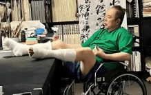 荒唐！瘫在轮椅上的张铁林，曾睡19岁少女，入英国籍，生外国娃