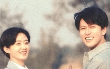 她带弟弟进入娱乐圈，没想到如今自己无人问津，弟弟却红透半边天