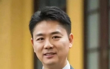 从寒门学子到商业巨鳄！刘强东的牛逼，藏在这几个关键抉择里