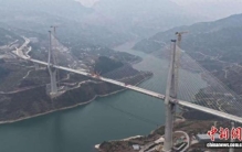 世界跨度最大的双边工字型组合梁斜拉桥合龙