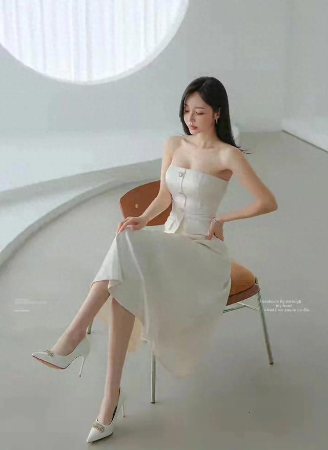 孙允珠 微微肉感的身材，白嫩美腿，紧身丝滑长裙，简直性感火辣！