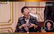 丁真劝向佐退圈：一场魔幻对话，撕开娱乐圈最残酷的遮羞布