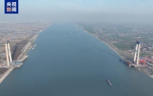 世界最大跨度双层斜拉—悬索协作大桥主塔封顶