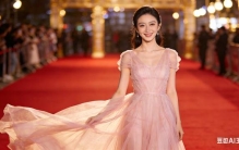 景甜粉裙好明媚！冷白皮配纱裙，内娱氛围感天花板实锤