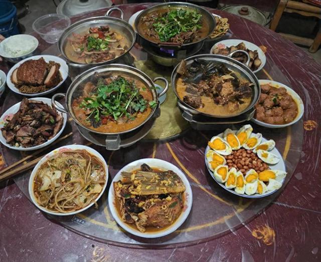 湖南过年有一个奇怪习俗，天不亮就吃年夜饭，吃完饭再去睡觉