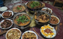 湖南过年有一个奇怪习俗，天不亮就吃年夜饭，吃完饭再去睡觉