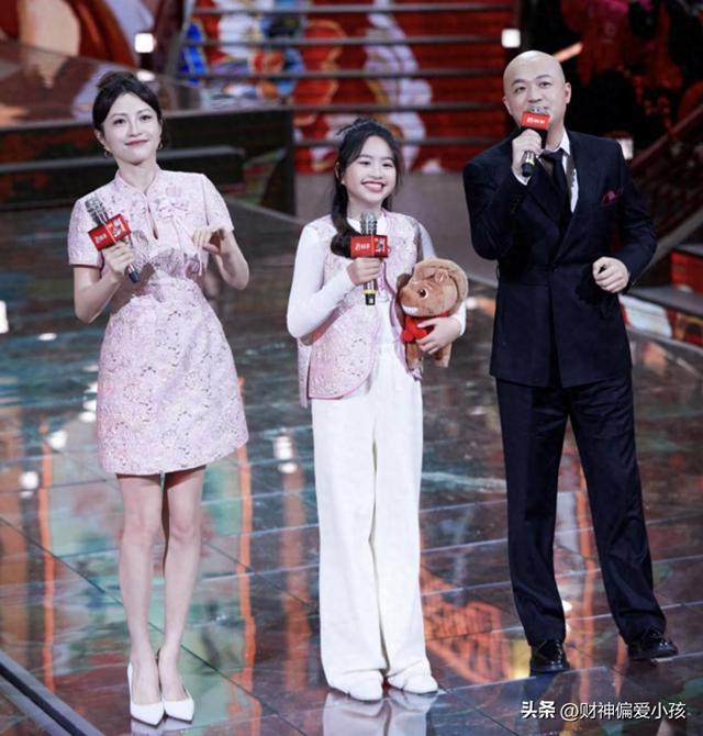 提词器前的一家三口，揭开了娱乐圈最尴尬的一幕