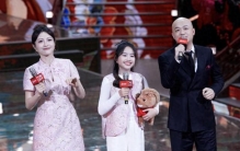 提词器前的一家三口，揭开了娱乐圈最尴尬的一幕