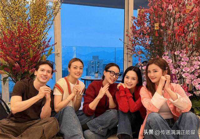 这4个人,把香港娱乐圈最难熬的那页日历,笑成了背景板