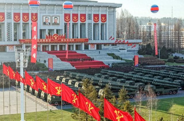 金正恩亲自驾驶火箭炮车,称“世界威力最大”,画面公开,喜形于色