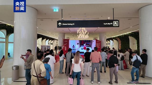 马年春晚闪耀全球最大商场 迪拜沉浸式品味中国“文化年夜饭”