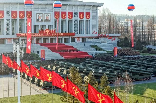 现场画面:金正恩出席火箭炮赠送仪式,600毫米大口径火箭炮亮相,“世界上威力最大聚焦式超强力攻击武器”