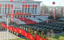 现场画面：金正恩出席火箭炮赠送仪式，600毫米大口径火箭炮亮相，“世界上威力最大聚焦式超强力攻击武器”