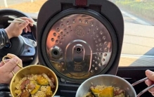 “上了高速，发现全是聪明人”！网友：关于我带了一锅饭这件事……