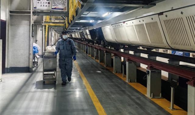 新春走基层丨深夜 “喂砂人” 他们在给动车穿“防滑鞋”