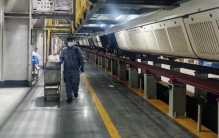 新春走基层丨深夜 “喂砂人” 他们在给动车穿“防滑鞋”