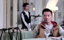 笑不活了！林依晨扮服务生整蛊谢霆锋，一杯红唇咖啡直接把他看懵