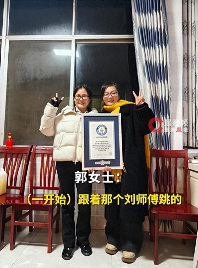 湖南姐妹凭塑料袋舞创下吉尼斯世界纪录，30秒交叉抛5个袋子88次，当事人：视频火了后官方找到我们，按要求拍摄了作品并提交