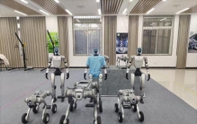 春晚同款机器人来武汉了！武科大砸重金建实验室，本科生随便玩！