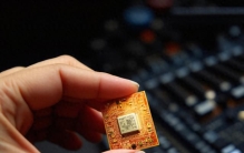 最强业绩下市值蒸发万亿，全球最贵公司怎么了？