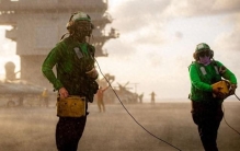 来自美国的世界最大军舰驶向伊朗，每天厕所堵塞， 被塞T恤和绳索