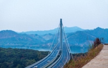 世界最大跨径独柱式三塔空间缆悬索桥建成