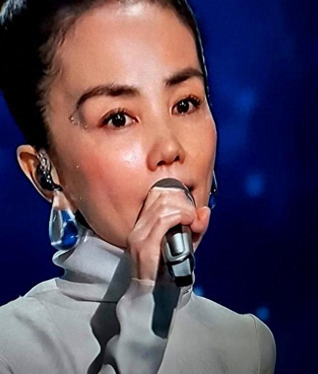 王菲春晚翻车被嘲,窦靖童仅回五个字,这才是娱乐圈最高级公关