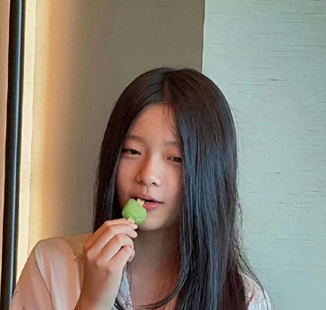 大S11岁女儿露面,给马筱梅儿子买礼物,和继母相处好汪小菲安心