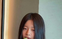 大S11岁女儿露面，给马筱梅儿子买礼物，和继母相处好汪小菲安心