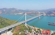 世界最大跨径独柱式三塔空间缆悬索桥建成！广西苍容高速通车