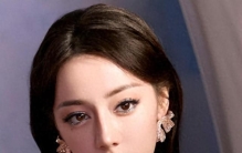 迪拜明星滞留事件“人间真实”，热巴一个地下通道取暖照看哭粉丝