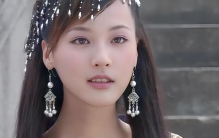 别骂她博眼球！娱乐圈，不“狠”牌桌都上不去，她的选择有错吗？