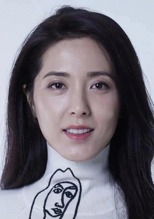 50 岁曾黎未婚未育,戏红人不红的她,活成了娱乐圈最通透的清流