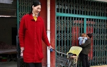 世界第一女巨人来自中国安徽，穿78码的鞋子，一顿饭吃六碗炒面