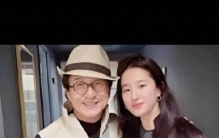 机场同框成龙，38岁刘亦菲的“神仙交情”：火20年，从来不止靠脸