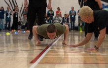 硬核到流血！北极冬运会“最残酷”项目：加拿大40岁老将打破指关节跳跃世界纪录