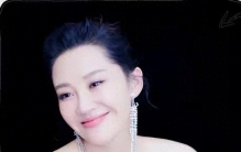 《57岁单身的许晴：不困于婚姻，活成娱乐圈最舒展“极品女人”》