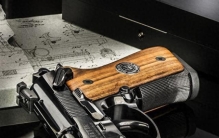 亮黑伯莱塔92X 意式优雅与战术美学的碰撞 黑曜石般的钢铁艺术