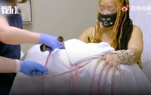 女子剪掉全球最长指甲：近30年未剪 已超过7米