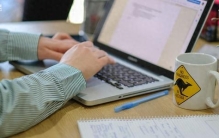 历史正在OpenClaw重演：从“刷机时代”的狂欢，到AI时代下一个“小米”的诞生，有人已经开始吃螃蟹了！