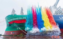 全球最大24000TEU双燃料动力集装箱船提前7个半月交付