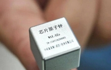 3万多年误差仅1秒：武汉大学团队造出世界最小芯片原子钟，仅指甲盖大小