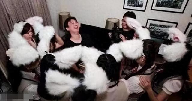 娱乐圈大翻车！当红女星被暗示角色不明，台下黑幕比电视剧还劲爆