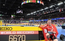 （体育）田径——世界室内锦标赛：瑞士选手获男子七项全能冠军并打破世界纪录(2)