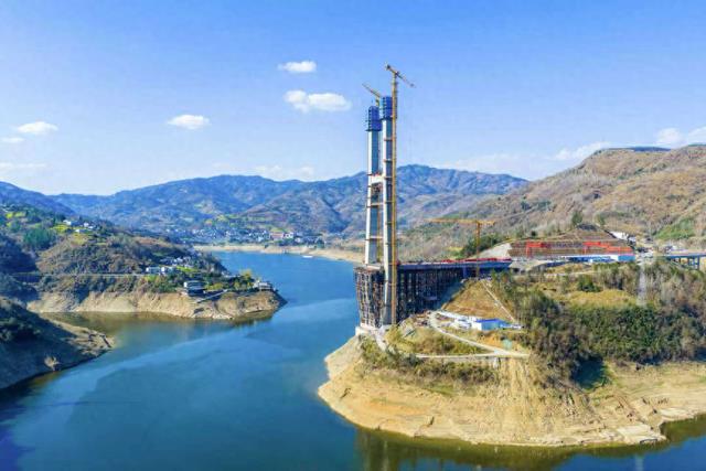 世界最大跨径单塔部分地锚式斜拉桥封顶