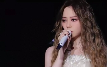 张靓颖演唱会自曝“做脸”！网友：内娱最实诚女星