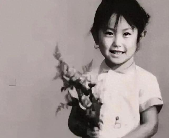 66岁满头银发不染不遮,吴冕活成了娱乐圈最自在的样子