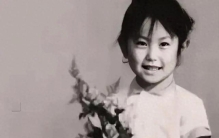 66岁满头银发不染不遮，吴冕活成了娱乐圈最自在的样子