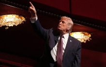 中东战火烧了一个月，全球最大产油国美国却慌了